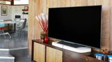 Sonos Playbase steht in einem Wohnzimmer unter dem Fernseher