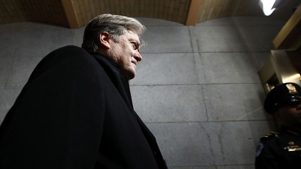 US-Präsident: Steve Bannon musste seinen Posten als Chefberater des Präsidenten räumen – aber nicht weil Trump die Positionen des rechten Hetzers zu radikal sind, sondern weil Bannon ihm die Show zu stehlen drohte. Der will mit seiner "Kriegsmaschine" weiter für Trump kämpfen Steve Bannon musste seinen Posten als Chefberater des Präsidenten räumen – aber nicht weil Trump die Positionen des rechten Hetzers zu radikal sind, sondern weil Bannon ihm die Show zu stehlen drohte. Der will mit seiner "Kriegsmaschine" weiter für Trump kämpfen