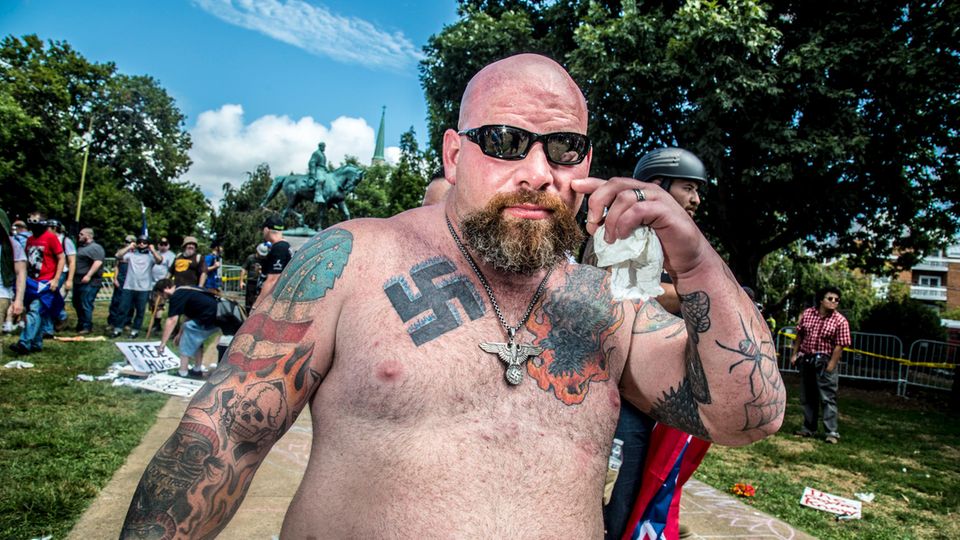 US-Präsident: Das Land ist so tief gespalten wie lange nicht mehr: In Charlottesville trägt ein Neonazi offen seine Gesinnung zu Markte Das Land ist so tief gespalten wie lange nicht mehr: In Charlottesville trägt ein Neonazi offen seine Gesinnung zu Markte