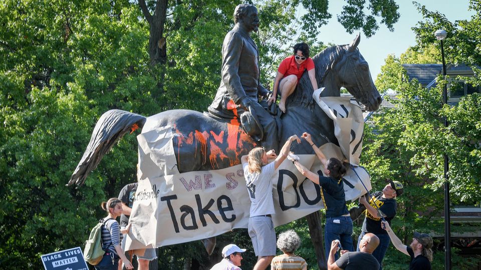 US-Präsident: Bürgerrechtler demonstrieren in Louisville gegen ein Denkmal des Südstaatenoffiziers John B. Castleman Bürgerrechtler demonstrieren in Louisville gegen ein Denkmal des Südstaatenoffiziers John B. Castleman