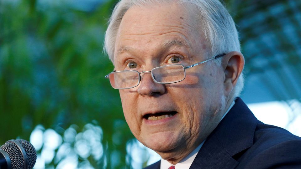 US-Präsident: Justizminister Jeff Sessions sieht aus wie ein netter Onkel, ist aber der wohl effektivste Scharfmacher in Trumps Kabinett Justizminister Jeff Sessions sieht aus wie ein netter Onkel, ist aber der wohl effektivste Scharfmacher in Trumps Kabinett