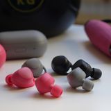 Die Gear Icon X gibt es in drei Farben: Schwarz, Pink und Grau.