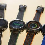 Es gibt mehrere austauschbare Armbänder