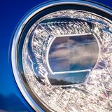 Die Scheinwerfer glitzern wie Diamanten