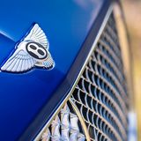 Das Bentley-Markenlogo ziert die Motorhaube