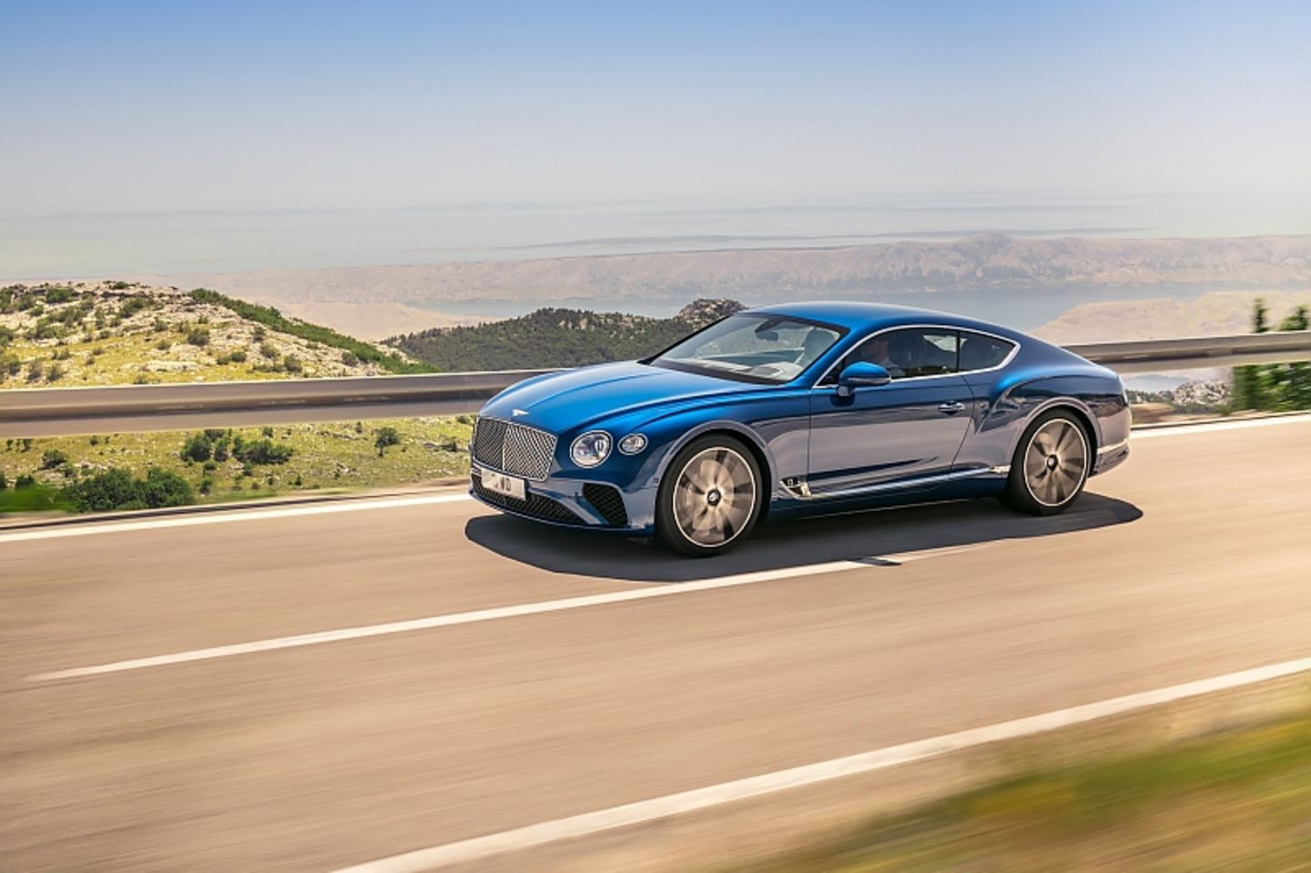 Die neueste Ausbaustufe des bentleytypischen Sechsliter-W12-Motors hat 468 kW / 636 PS