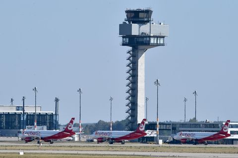 Maschinen von Air Berlin stehen auf dem Vorfeld des Flughafens BER neben dem neuen Kontrollturm der Flugsicherung.