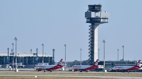 Maschinen von Air Berlin stehen auf dem Vorfeld des Flughafens BER neben dem neuen Kontrollturm der Flugsicherung.