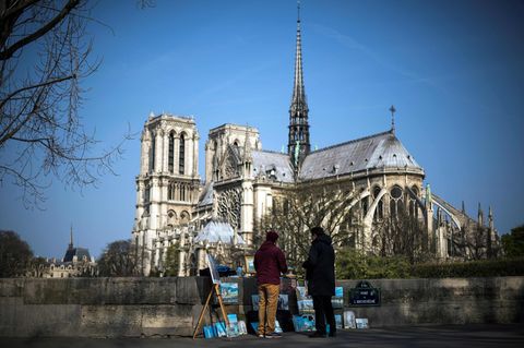 Der Bau der Kathedrale Notre-Dame in Paris hat fast 200 Jahre gedauert und zählt zu den frühesten gotischen Kirchengebäuden in Frankreich. 