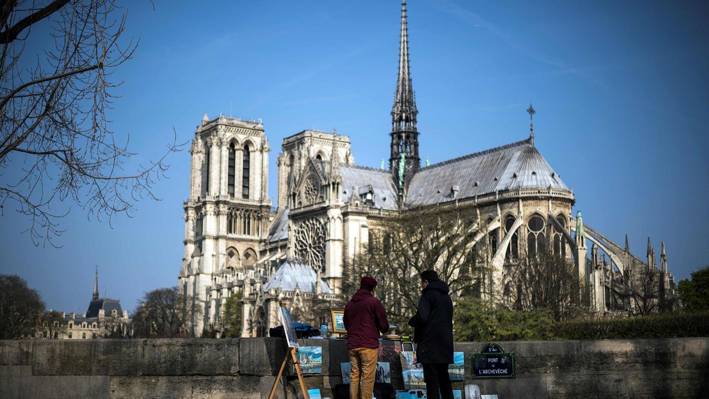 Der Bau der Kathedrale Notre-Dame in Paris hat fast 200 Jahre gedauert und zählt zu den frühesten gotischen Kirchengebäuden in Frankreich. 