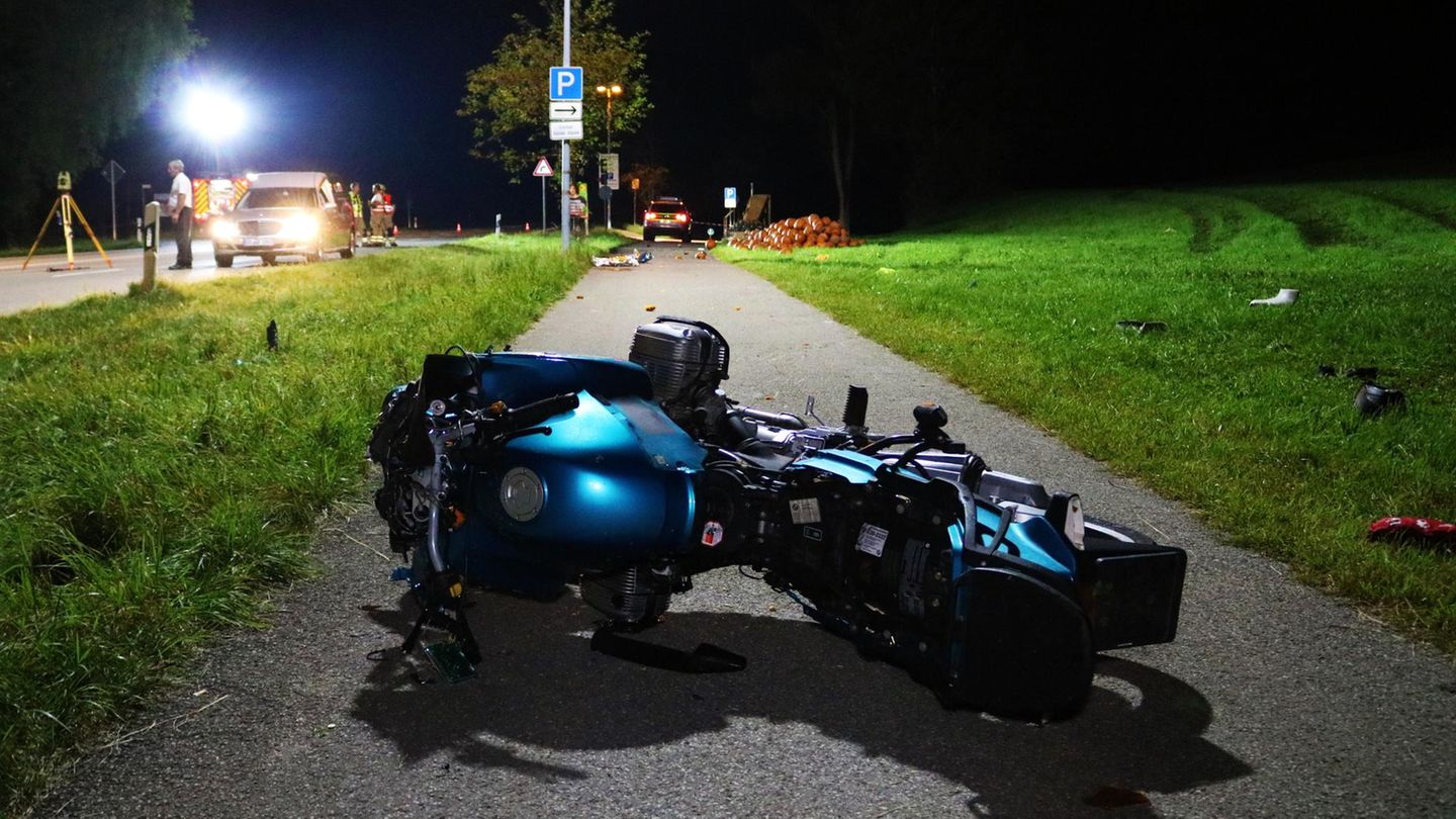 Das Motorrad des Unfalls im Allgäu liegt seitlich auf dem Gehweg.