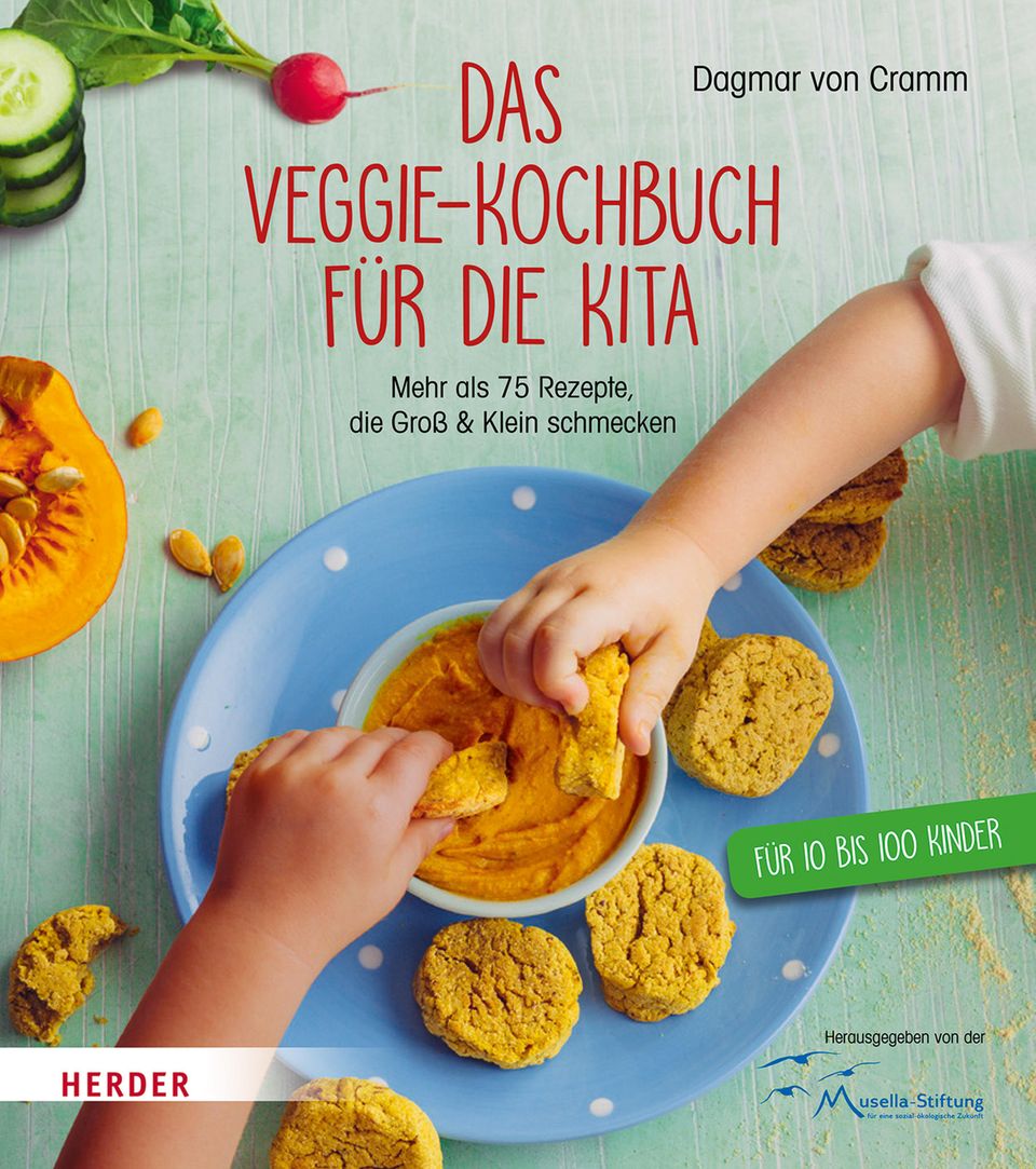 Veggie-Rezepte für die Kita finden Sie hier: "Das Veggie-Kochbuch für die Kita", das von Dagmar von Cramm entwickelt wurde. Die Rezepte sind bei Kita-Köchin Astrid Niessen fest im Repertoire.