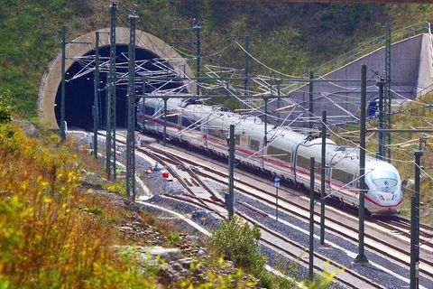 Auf der Neubaustrecke Erfurt-Ebensfeld in Richtung Bayern: Der ICE-Sonderzug passiert den Überholbahnhof Theuern in Thüringen.