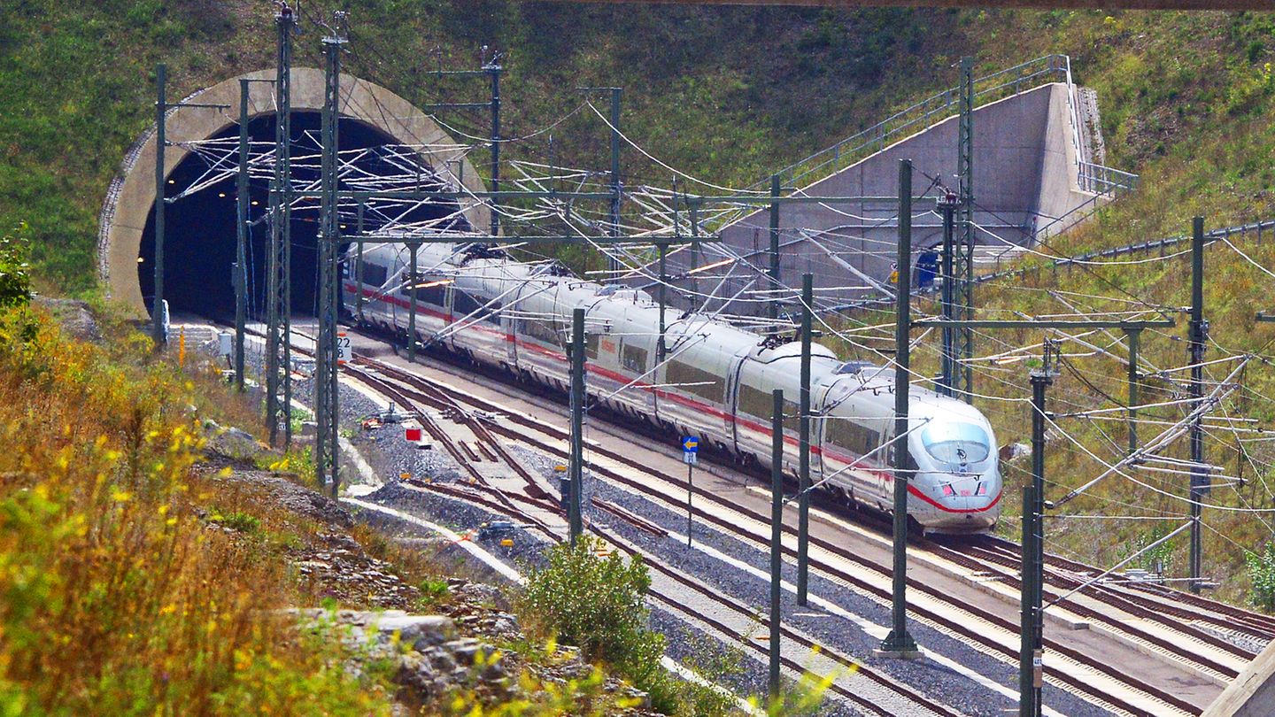 Auf der Neubaustrecke Erfurt-Ebensfeld in Richtung Bayern: Der ICE-Sonderzug passiert den Überholbahnhof Theuern in Thüringen.