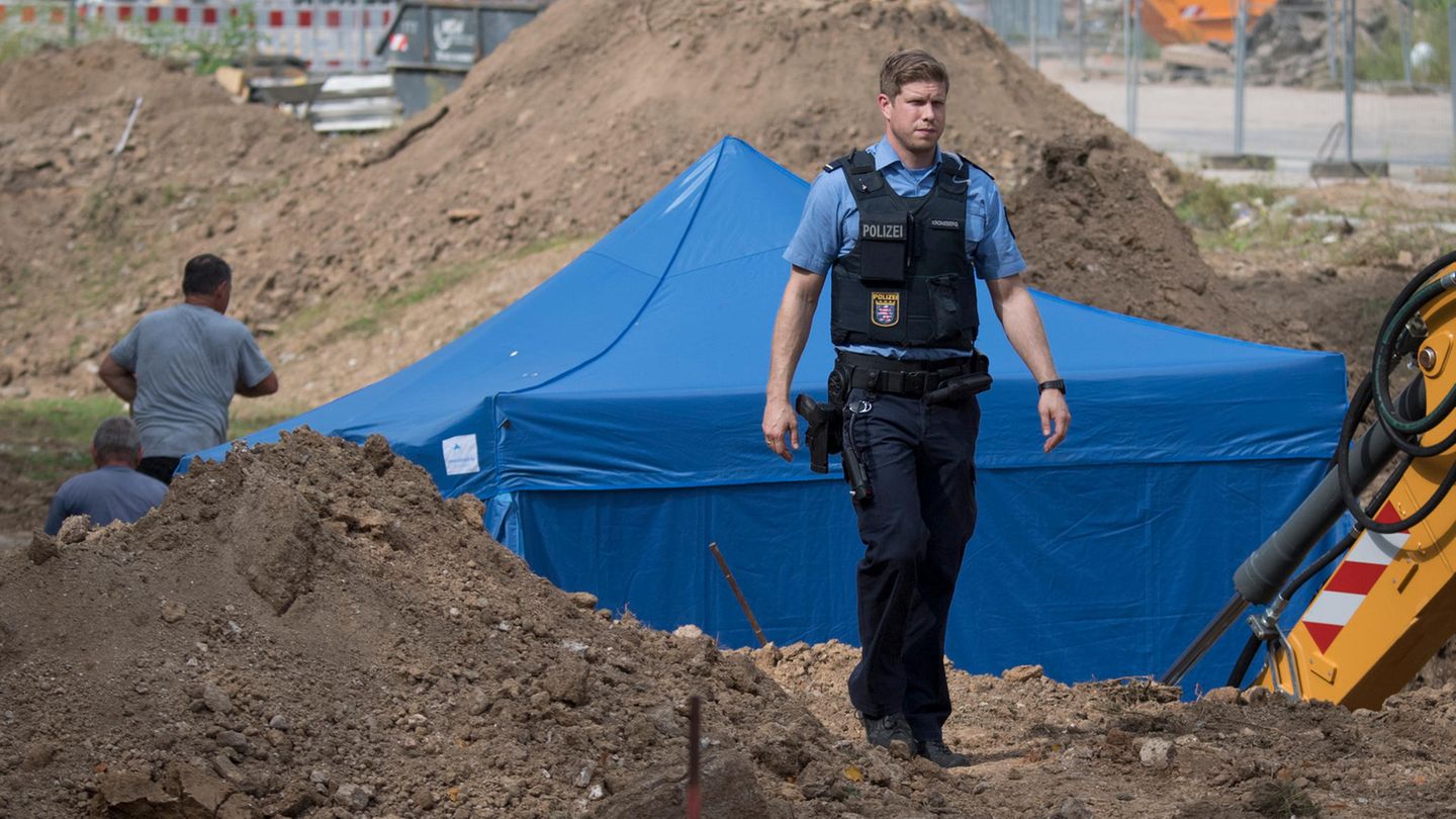Bis zur Bombenentschärfung in Frankfurt am Main wird der Blindgänger von der Polizei bewacht