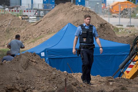 Bis zur Bombenentschärfung in Frankfurt am Main wird der Blindgänger von der Polizei bewacht