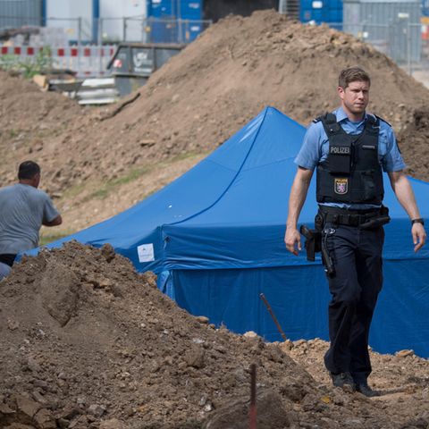 Bis zur Bombenentschärfung in Frankfurt am Main wird der Blindgänger von der Polizei bewacht
