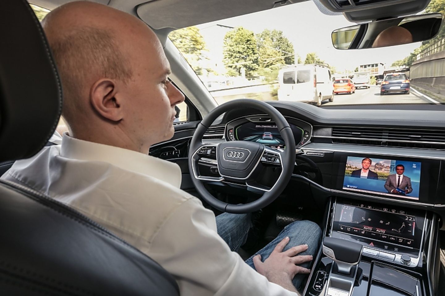 Der Staupilot erlaubt auch das TV-Schauen während er aktiv ist