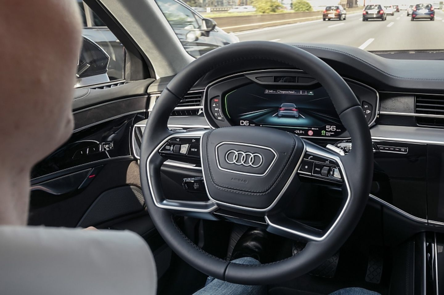 Auch im Kolonnenverkehr schwimmt der neue A8 mit
