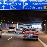 Bei langsamer Geschwindigkeit orientiert sich der A8 immer an der Seitenmarkierung, um eine Rettungsgasse freizuhalten