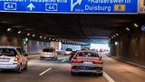 Bei langsamer Geschwindigkeit orientiert sich der A8 immer an der Seitenmarkierung, um eine Rettungsgasse freizuhalten