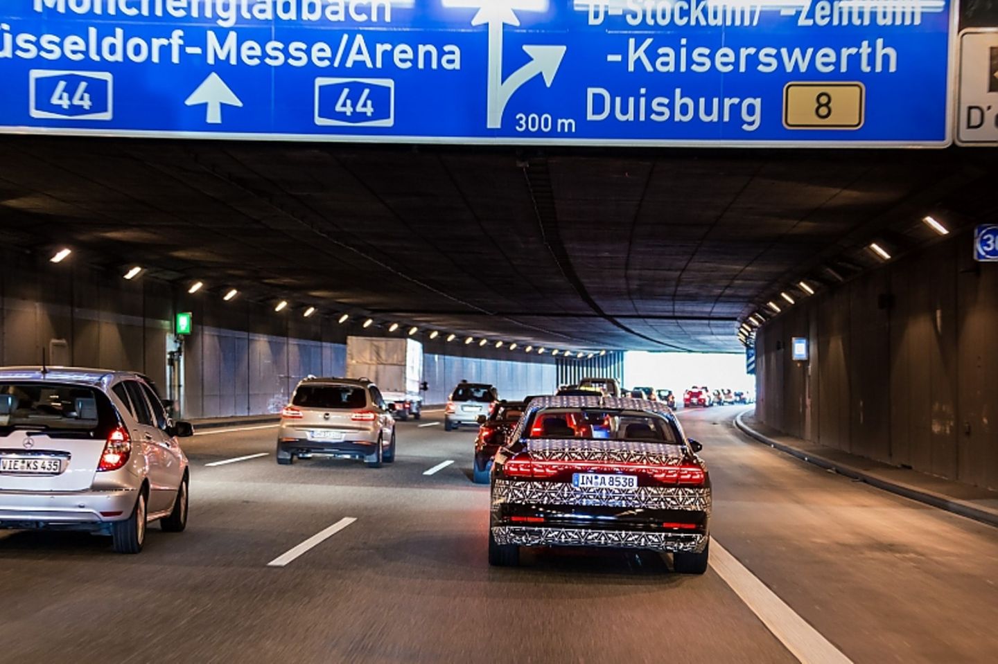 Bei langsamer Geschwindigkeit orientiert sich der A8 immer an der Seitenmarkierung, um eine Rettungsgasse freizuhalten