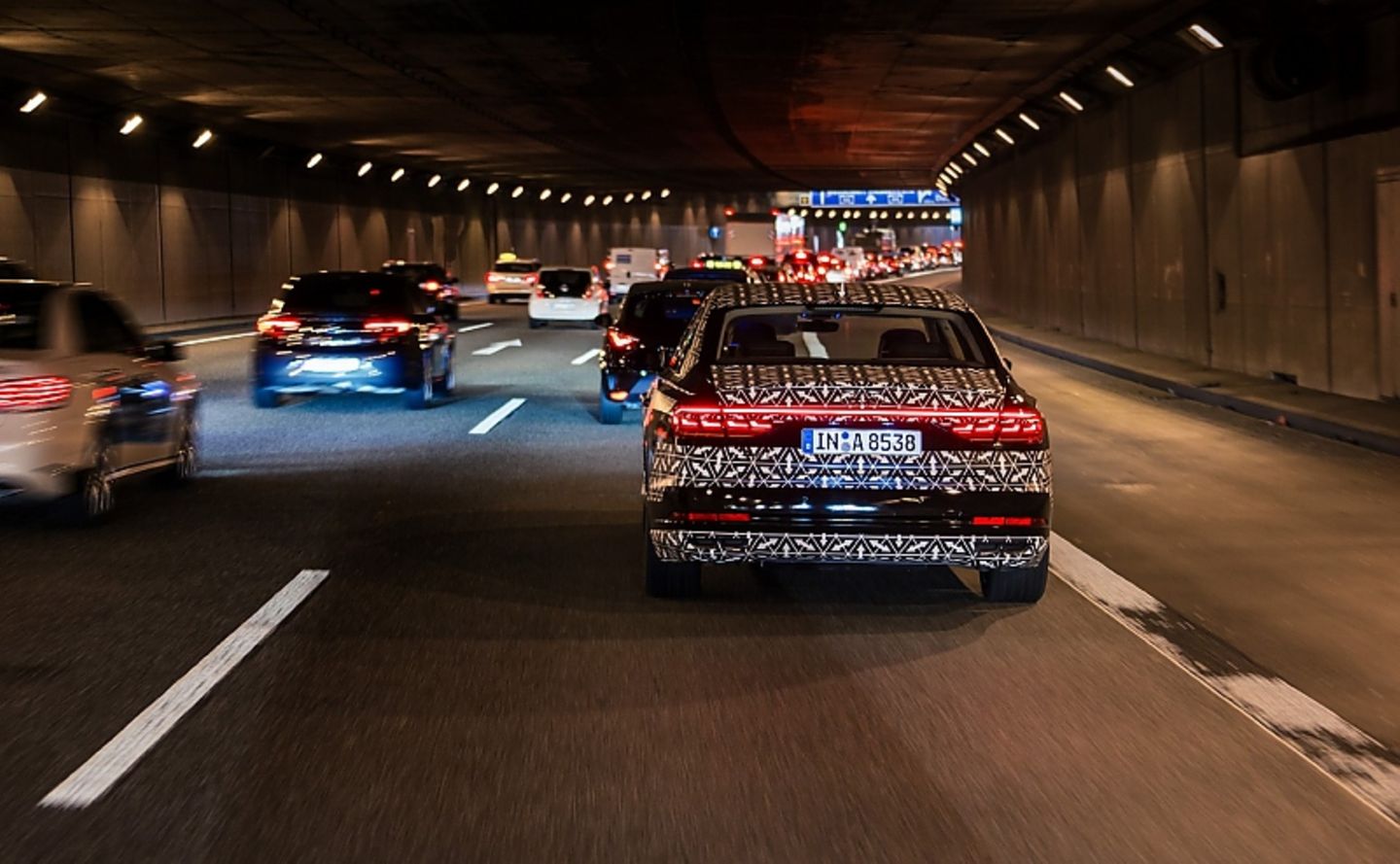 Der Audi A8 (D5) schwimmt entspannt im Verkehr mit