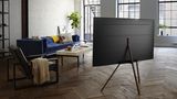 Samsung Q8F: Ständer wechsel dich  Hersteller wie LG oder Sony setzen bei ihren Fernsehern auf OLED-Technologie, Samsung schlägt einen anderen Weg ein: Die Südkoreaner sind von sogenannten QLEDs felsenfest überzeugt, wie Samsung erneut auf der IFA bekräftigte. Das klingt nicht zufällig wie OLED, denn genau dieser Technik will Samsung Paroli bieten. Mit Helligkeitswerten bis zu 2000 Nit sind die neuen Fernseher wie gemacht für HDR. Billiger als viele OLED-Modelle sind sie auch noch - Experten zufolge kommen sie aber auch nicht ganz an die Bildqualität der Top-Modelle heran. Dafür hat Samsung ein anderes Ass im Ärmel: Ob klassisch stehend, an der Wand hängend oder lieber Loft-freundlich als Staffelei - Samsung verkauft seine 2017er-Generation mit verschiedenen Standfüßen. Da dürfte wohl für jedes Wohnzimmer etwas dabei sein.