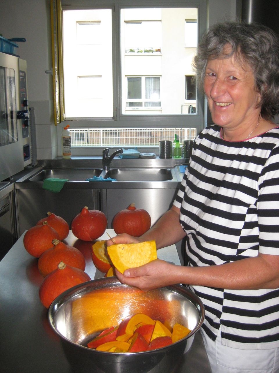 Astrid Niessen kocht seit acht Jahren im Erna-Zink-Kindergarten der Arbeiterwohlfahrt Erlangen Höchstadt. Mit ihrem Essenskonzept ist die Kita etwas Besonderes.