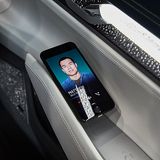 Skoda Vision E - zur Bedienung gibt es iPhones in den Türen