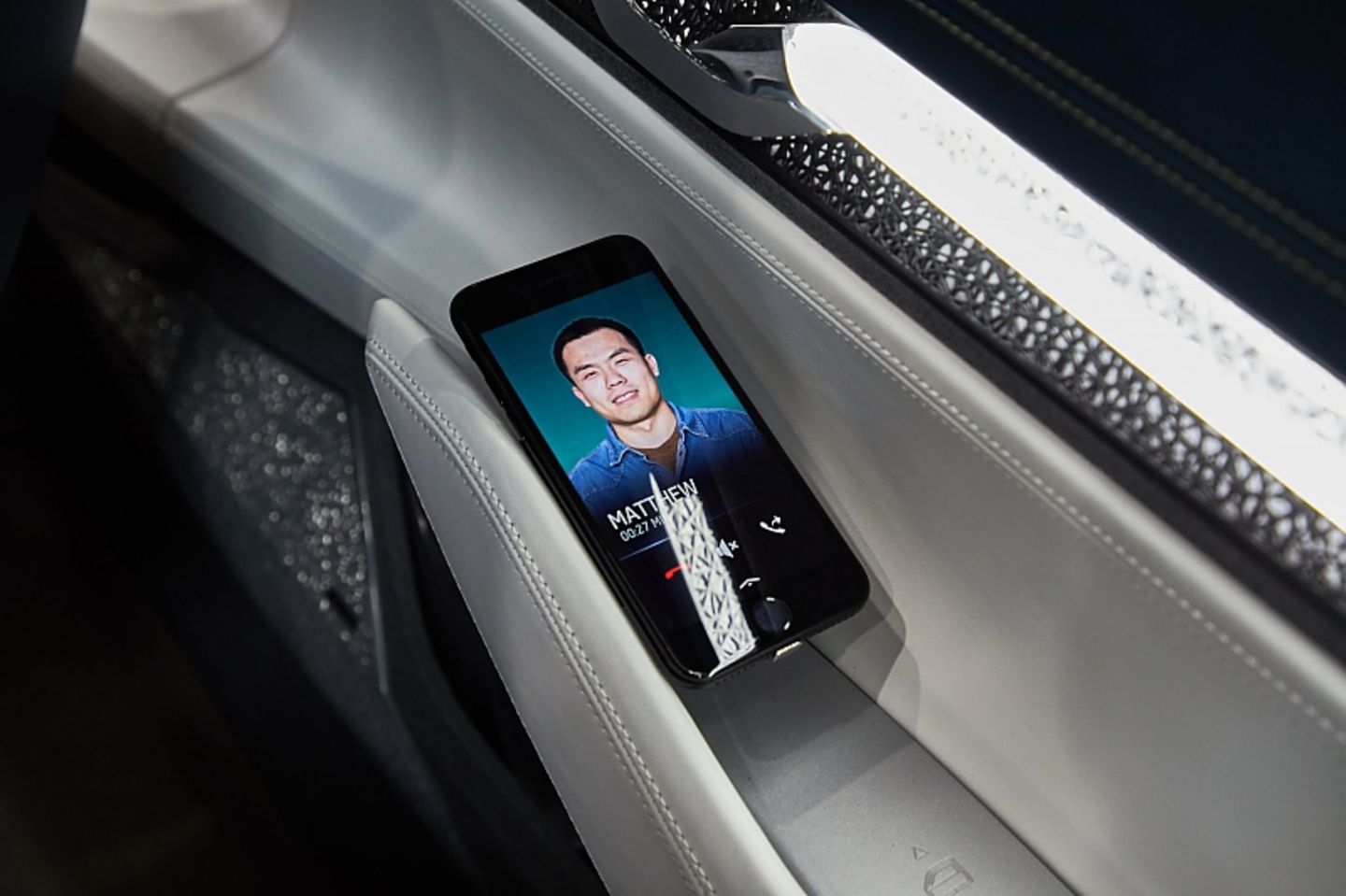 Skoda Vision E - zur Bedienung gibt es iPhones in den Türen