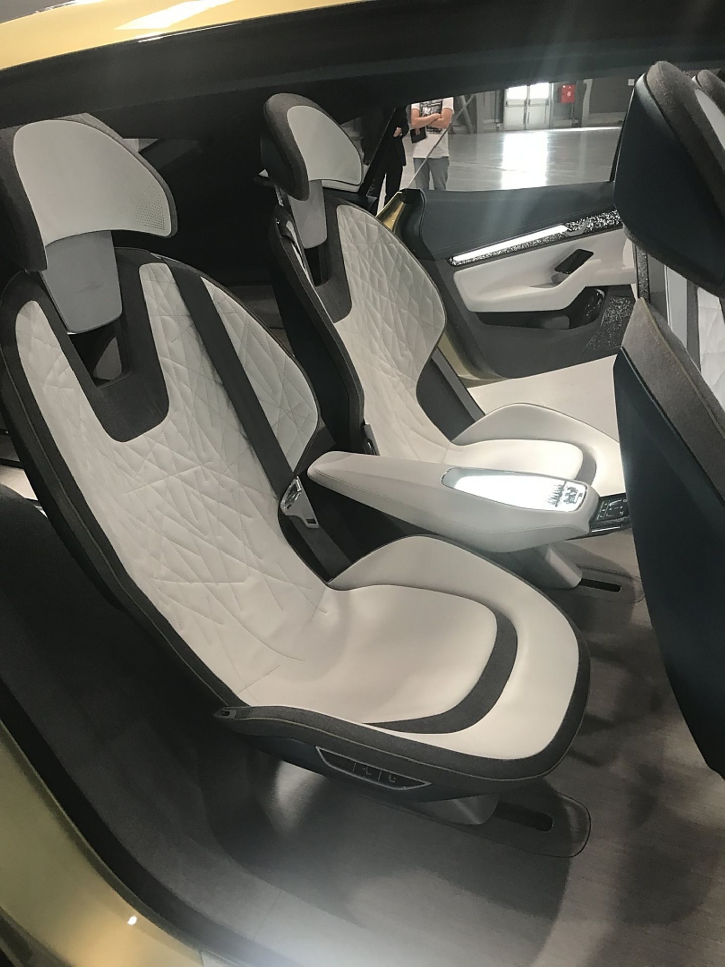 Skoda Vision E - bequeme Loungemöbel vorn