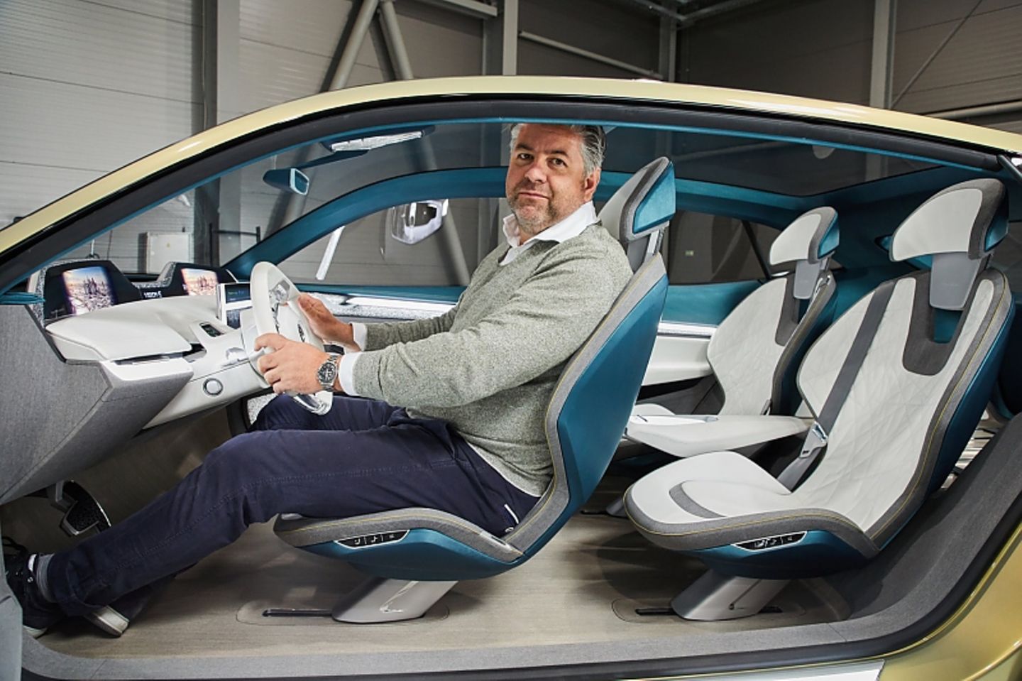 Skoda Vision E - die Sitzposition ist durch die Akkus im Boden recht hoch