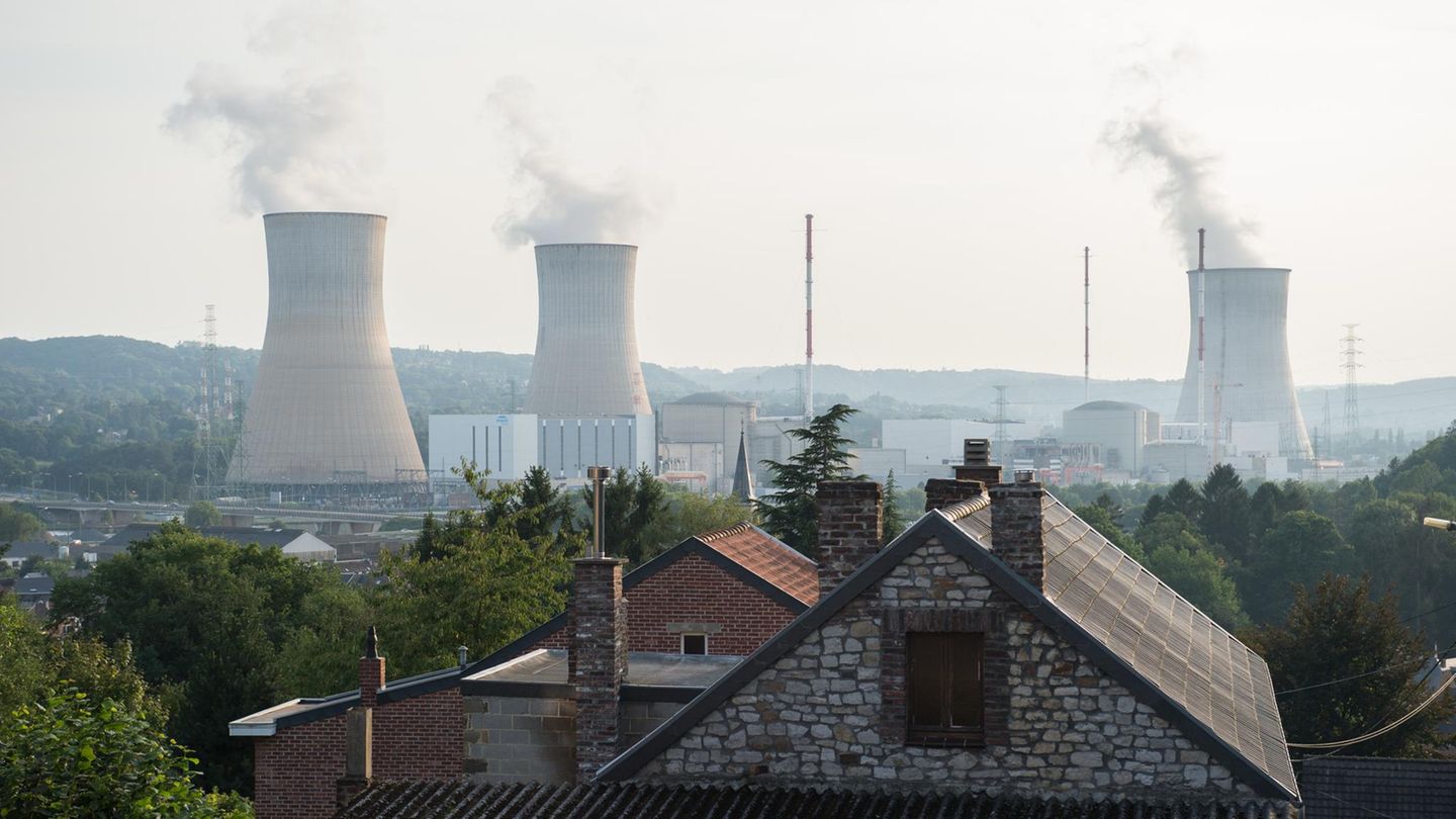 Das Atomkraftwerk Tihange mit seinen drei Türmen, ca 70 Kilometer von Aachen entfernt
