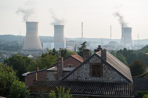 Das Atomkraftwerk Tihange mit seinen drei Türmen, ca 70 Kilometer von Aachen entfernt