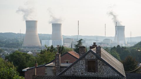 Das Atomkraftwerk Tihange mit seinen drei Türmen, ca 70 Kilometer von Aachen entfernt