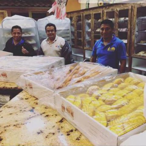 Drei der vier Bäcker, die in der Bäckerei wegen der Wassermassen eingeschlossen waren. Um sich abzulenken, backten sie.