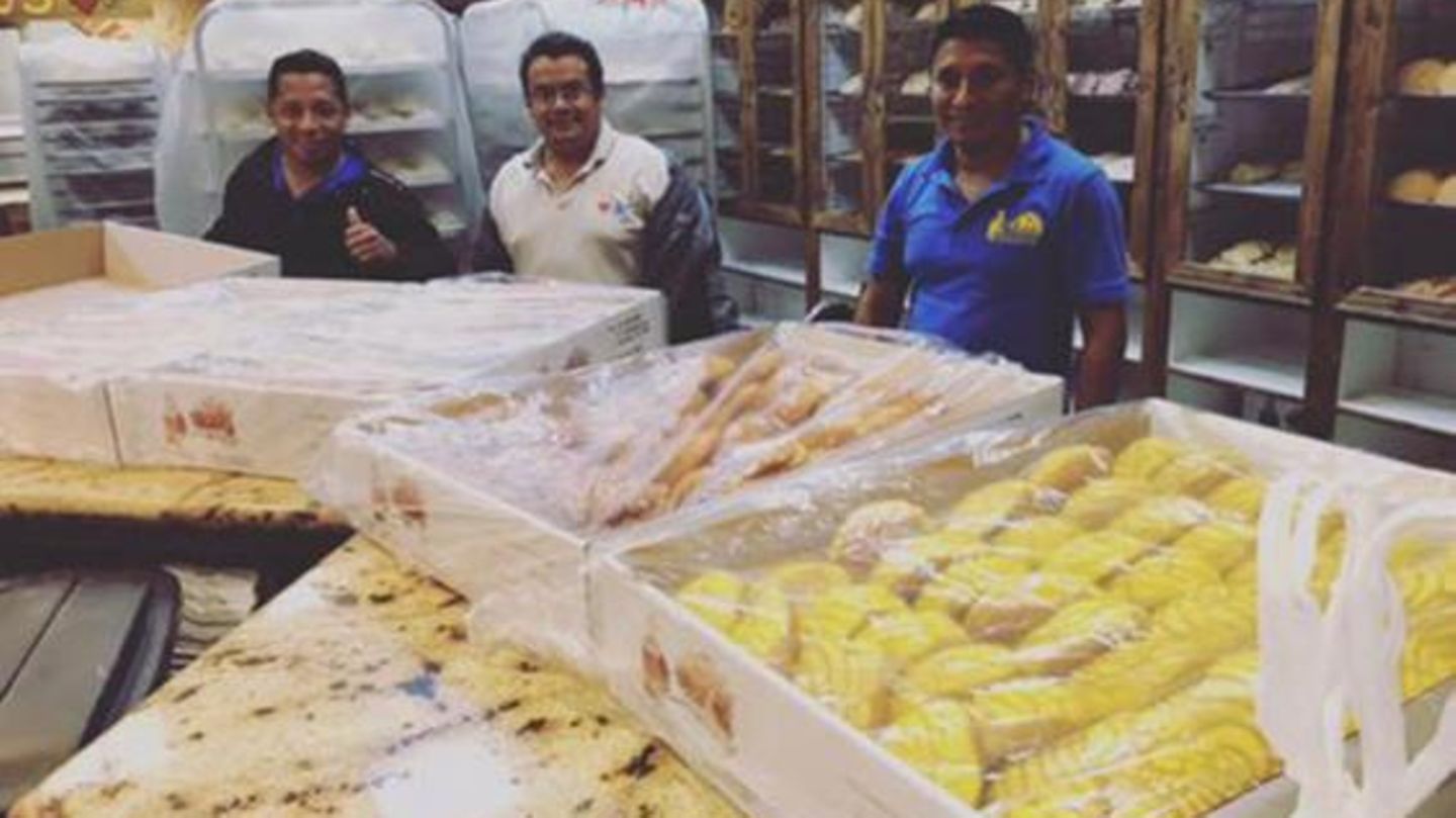 Drei der vier Bäcker, die in der Bäckerei wegen der Wassermassen eingeschlossen waren. Um sich abzulenken, backten sie.