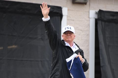 Donald Trump winkt Menschen in Corpus Christi. "Was für eine Menge!", sagt er. In der Hand hält er die texanische Flagge.