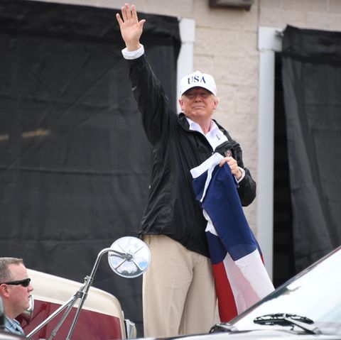 Donald Trump winkt Menschen in Corpus Christi. "Was für eine Menge!", sagt er. In der Hand hält er die texanische Flagge.