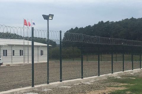 Hinter diesem Zaun beginnen die Bauarbeiten für die künftige Panzerfabrik der türkischen Firma BMC in Karasu östlich von Istanbul. BMC ist über ein Joint Venture mit dem deutschen Rüstungskonzern Rheinmetall verbunden. Indirekt ist auch das Militär von Katar an dem Joint Venture beteiligt. Die Flagge des Emirats hängt in Karasu neben den Fahnen der Türkei und von BMC.