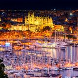 Yachten im Hafen von Palma de Mallorca mit der angestrahlten Kathedrale