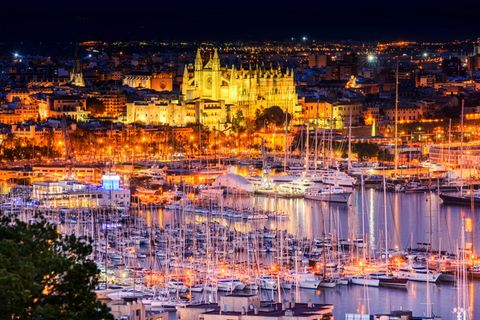 Yachten im Hafen von Palma de Mallorca mit der angestrahlten Kathedrale