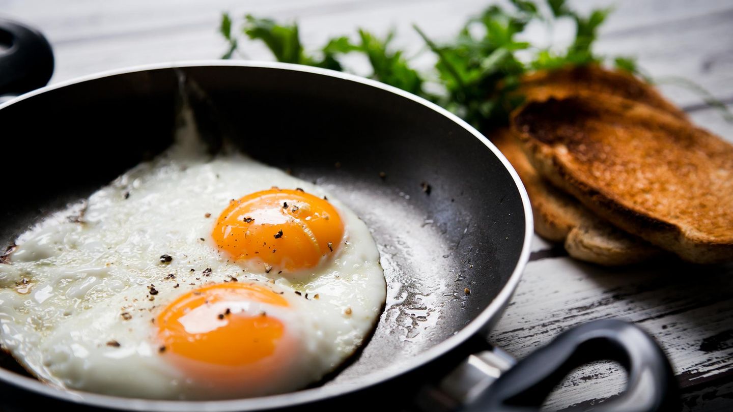 Eier sind voll von Proteinen und anderen Nährstoffen, die besonders gut für den Start in den Tag geeignet sind. Zusätzlich enthalten Eier Omega-3-Fette. Ob Spiegelei, Rührei oder Omelette - die Eier machen den ganzen Tag satt.