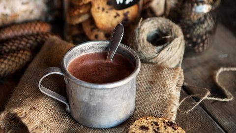 Schokomilch enthält genug Zucker, um Ihnen den ersten Kick in den Tag zu geben. Kakao enthält außerdem natürliches Koffein.