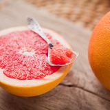 Der amerikanischen Stiftung "The National Sleep" nach, hat der Geruch von Zitrusfrüchten Einfluss auf unseren Körper. Zitrusfrüchte versetzen den Körper in eine Art Alarmzustand, der definitiv wach macht.