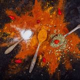 Gewürze wie Zimt, Kreuzkümmel, Paprika und auch roter Pfeffer kurbeln den Stoffwechsel an. Geben Sie deshalb in den Kakao, den Porridge oder das Omelette eine gute Prise eines der passenden Gewürze.