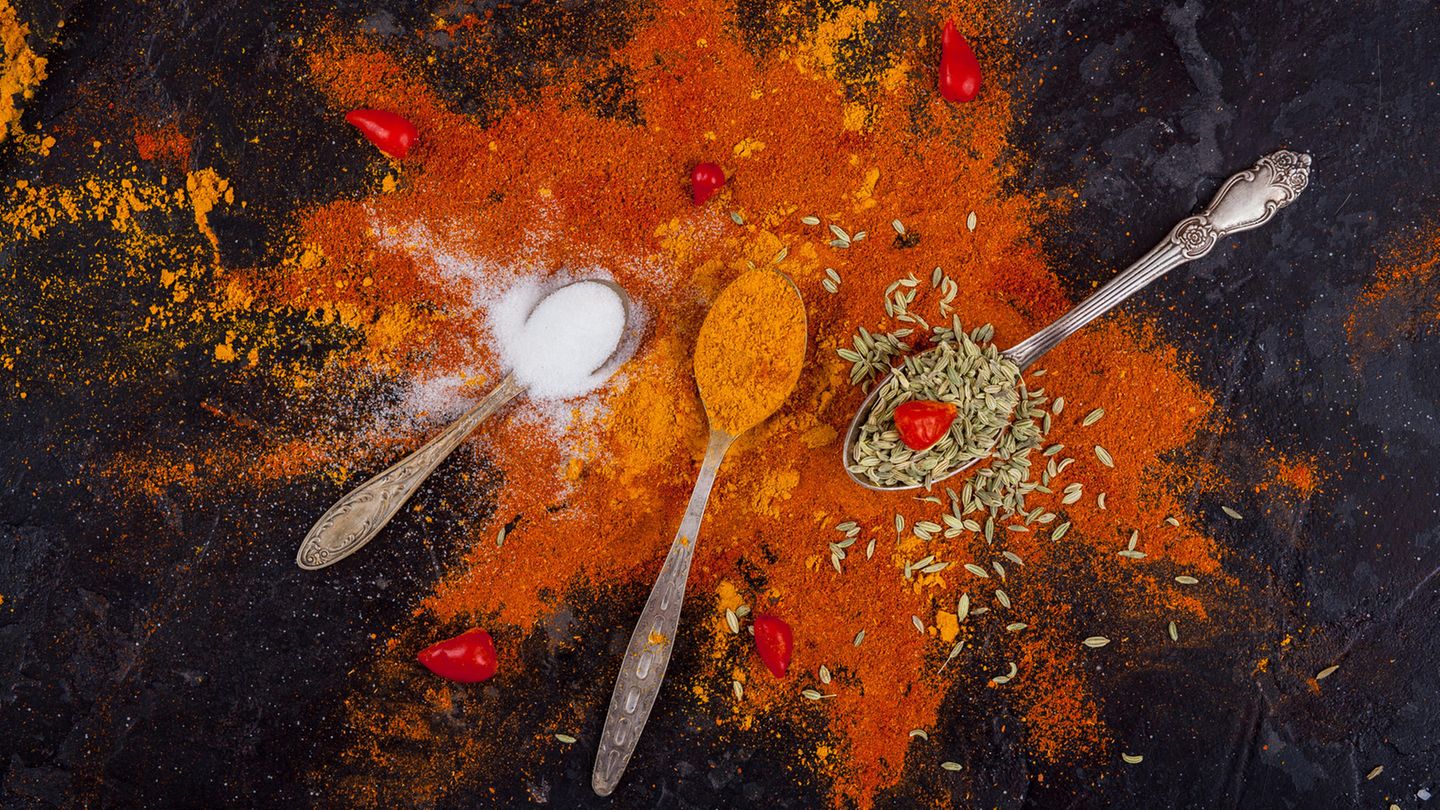 Gewürze wie Zimt, Kreuzkümmel, Paprika und auch roter Pfeffer kurbeln den Stoffwechsel an. Geben Sie deshalb in den Kakao, den Porridge oder das Omelette eine gute Prise eines der passenden Gewürze.