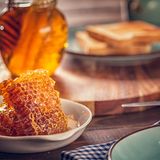 Honig enthält zwar viel natürlichen Zucker, dafür aber auch wichtige Mineralstoffe. Ein Löffelchen zum Frühstück und Sie haben genauso viel Energie als hätten Sie Kaffee getrunken. 