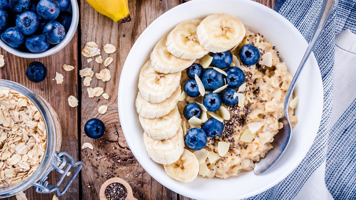 Porridge ist das ideale Frühstück - es ist reich an Ballaststoffen und komplexen Kohlenhydraten. Sie bringen den Stoffwechsel in Schwung und machen den halben Tag satt.